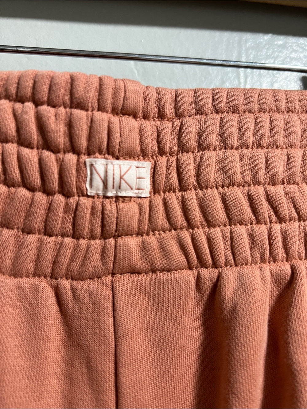Nike Sportswear Femme French Terry orange shorts featuring a high-rise waist XS - Picture 6 of 7